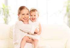 Lycklig familj. Fostra och behandla som ett barn dotterlekar och att krama och att kyssa Royaltyfri Foto Lycklig familj. Fostra och behandla som ett barn dotterlekar och att krama och att kyssa Royaltyfri Foto