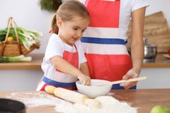 Lycklig familj i kök Moder- och barndottermatlagning semestrar pajen eller kakor för moderdag arkivbilder Lycklig familj i kök Moder- och barndottermatlagning semestrar pajen eller kakor för moderdag arkivbilder
