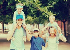 Lycklig familj med tre ungar arkivbild Lycklig familj med tre ungar arkivbild