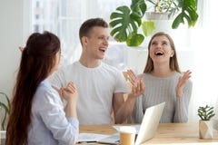 Lycklig familj på fastighetbyråkontoret fotografering för bildbyråer Lycklig familj på fastighetbyråkontoret fotografering för bildbyråer