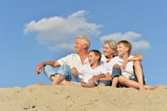 Lycklig familj på stranden arkivfoton Lycklig familj på stranden arkivfoton