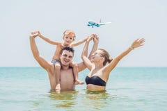 Lycklig familj på stranden och landningflygplanet Resa med c arkivbilder Lycklig familj på stranden och landningflygplanet Resa med c arkivbilder