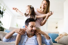 Lycklig familj som har rolig tid hemma fotografering för bildbyråer Lycklig familj som har rolig tid hemma fotografering för bildbyråer