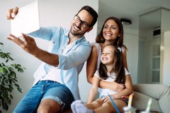 Lycklig familj som har rolig tid hemma royaltyfri fotografi Lycklig familj som har rolig tid hemma royaltyfri fotografi