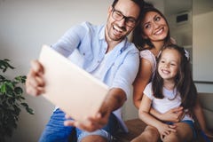 Lycklig familj som tar selfie i deras hus arkivbild Lycklig familj som tar selfie i deras hus arkivbild