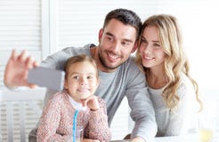 Lycklig familj som tar selfie på restaurangen arkivfoton Lycklig familj som tar selfie på restaurangen arkivfoton