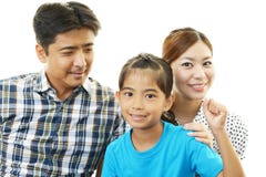 Lycklig familj som tillsammans ler royaltyfri foto Lycklig familj som tillsammans ler royaltyfri foto