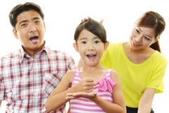 Lycklig familj som tillsammans ler arkivbild Lycklig familj som tillsammans ler arkivbild