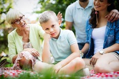 Lycklig familj som tycker om picknicken i natur på sommar royaltyfria foton Lycklig familj som tycker om picknicken i natur på sommar royaltyfria foton