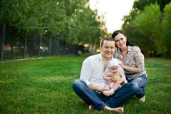 Lycklig familjmoder, fader, barndotter royaltyfri fotografi Lycklig familjmoder, fader, barndotter royaltyfri fotografi