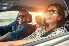 Lycklig familjritt i bilen royaltyfri bild Lycklig familjritt i bilen royaltyfri bild