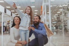 Lycklig familjshopping p? gallerian tillsammans arkivfoto Lycklig familjshopping p? gallerian tillsammans arkivfoto