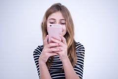 Lycklig flicka som använder din smartphone fotografering för bildbyråer Lycklig flicka som använder din smartphone fotografering för bildbyråer