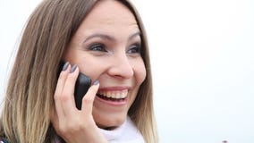 Lycklig flicka som talar på mobiltelefonen och bra visar Lycklig flicka som talar på mobiltelefonen och bra visar