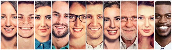 Lycklig grupp av multietniska folkmän och kvinnor royaltyfri bild Lycklig grupp av multietniska folkmän och kvinnor royaltyfri bild