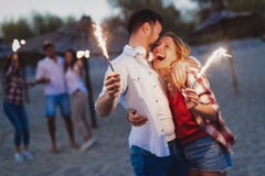 Lycklig grupp av vänner som tänder tomtebloss och tycker om frihet royaltyfri foto Lycklig grupp av vänner som tänder tomtebloss och tycker om frihet royaltyfri foto