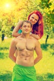 Lycklig härlig paridrottskvinna och shirtless idrottsman i PA royaltyfri fotografi Lycklig härlig paridrottskvinna och shirtless idrottsman i PA royaltyfri fotografi