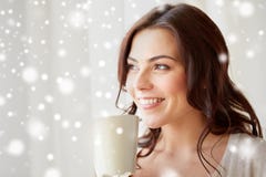 Lycklig kvinna med kopp te eller kaffe hemma royaltyfri foto Lycklig kvinna med kopp te eller kaffe hemma royaltyfri foto