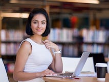 Lycklig kvinnlig student på arkivet arkivfoto Lycklig kvinnlig student på arkivet arkivfoto