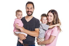 Lycklig le familj av fyra som isoleras på vit bakgrund arkivfoton Lycklig le familj av fyra som isoleras på vit bakgrund arkivfoton