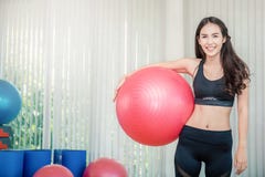 Lycklig le stående av det asiatiska kvinnliga konditionfunktionsläget arkivbild Lycklig le stående av det asiatiska kvinnliga konditionfunktionsläget arkivbild