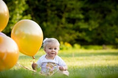 Lycklig liten blond caucasian flicka utanför med ballonger royaltyfri fotografi Lycklig liten blond caucasian flicka utanför med ballonger royaltyfri fotografi