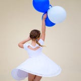 Lycklig liten flicka med bl?a och vita ballonger royaltyfri fotografi Lycklig liten flicka med bl?a och vita ballonger royaltyfri fotografi