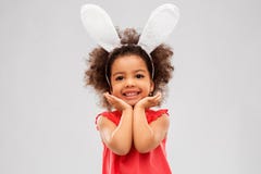 Lycklig liten flicka som bär att posera för öron för easter kanin royaltyfri fotografi Lycklig liten flicka som bär att posera för öron för easter kanin royaltyfri fotografi