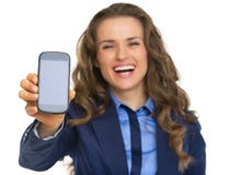 Lycklig mobiltelefon för visning för affärskvinna royaltyfria bilder Lycklig mobiltelefon för visning för affärskvinna royaltyfria bilder