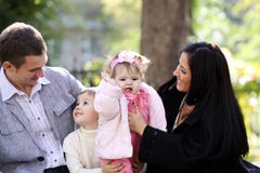 lycklig park för höstfamilj royaltyfri foto lycklig park för höstfamilj royaltyfri foto