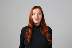 Lycklig rödhårig manflicka på grå bakgrund arkivfoto Lycklig rödhårig manflicka på grå bakgrund arkivfoto