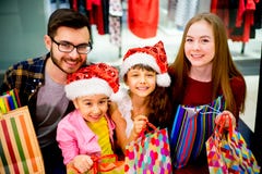 lycklig shopping för familj royaltyfria bilder lycklig shopping för familj royaltyfria bilder