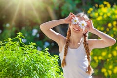 Lycklig sommarunge eller barn Royaltyfri Bild Lycklig sommarunge eller barn Royaltyfri Bild