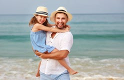 lycklig strandfamilj fader- och barndotterkram p? havet royaltyfri fotografi lycklig strandfamilj fader- och barndotterkram p? havet royaltyfri fotografi