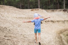 Lycklig sund familj som tycker om sommar royaltyfria bilder Lycklig sund familj som tycker om sommar royaltyfria bilder