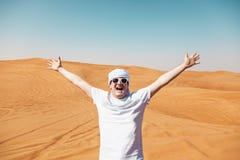 Lycklig turist i Safari Desert fotografering för bildbyråer Lycklig turist i Safari Desert fotografering för bildbyråer