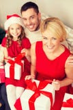 Lyckliga askar för familjöppningsgåva Arkivfoto Lyckliga askar för familjöppningsgåva Arkivfoto