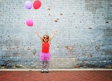Lyckliga ballonger för barninnehavparti royaltyfria bilder Lyckliga ballonger för barninnehavparti royaltyfria bilder