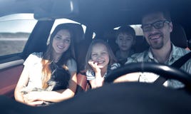 Lyckliga familjritter i bilen royaltyfri foto Lyckliga familjritter i bilen royaltyfri foto