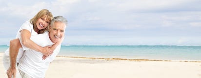 Lyckliga höga par på stranden. Lyckliga höga par på stranden.