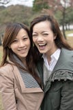 Lyckliga le asiatiska kvinnor i parkera arkivbild Lyckliga le asiatiska kvinnor i parkera arkivbild