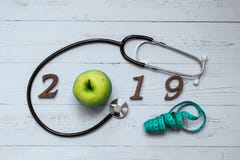2019 lyckliga nya år för sjukvård, Wellness och medicinskt begrepp grönt äpple och att mäta bandet och tränummer arkivfoto 2019 lyckliga nya år för sjukvård, Wellness och medicinskt begrepp grönt äpple och att mäta bandet och tränummer arkivfoto
