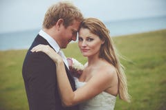 Lyckliga par som att gifta sig precis royaltyfri fotografi Lyckliga par som att gifta sig precis royaltyfri fotografi