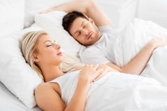 Lyckliga par som hemma sover i s?ng arkivbild Lyckliga par som hemma sover i s?ng arkivbild