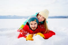 Lyckliga par som ligger i snow arkivbilder Lyckliga par som ligger i snow arkivbilder