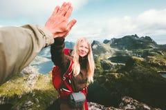 Lyckliga parvänner som ger fem händer som fotvandrar i berg fotografering för bildbyråer Lyckliga parvänner som ger fem händer som fotvandrar i berg fotografering för bildbyråer