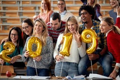 Lyckliga studenter som har partiet på universitet arkivfoto Lyckliga studenter som har partiet på universitet arkivfoto