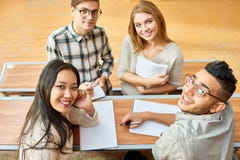 Lyckliga studenter som poserar i grupp royaltyfri bild Lyckliga studenter som poserar i grupp royaltyfri bild