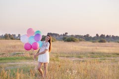 Lyckliga unga kvinnor med utomhus- ballonger royaltyfria bilder Lyckliga unga kvinnor med utomhus- ballonger royaltyfria bilder