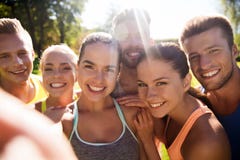 Lyckliga vänner som tar selfie med smartphonen royaltyfri foto Lyckliga vänner som tar selfie med smartphonen royaltyfri foto